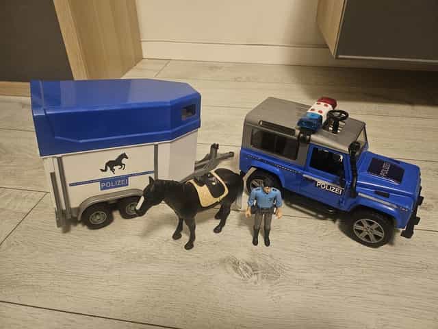 Bruder Land Rover Defender z przyczepą policja koń 02588