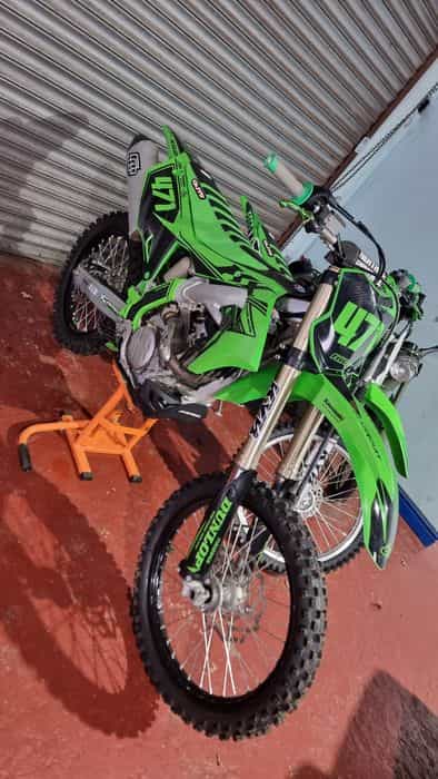 Kawasaki KXF 250 z 2022 roku. 17mtg