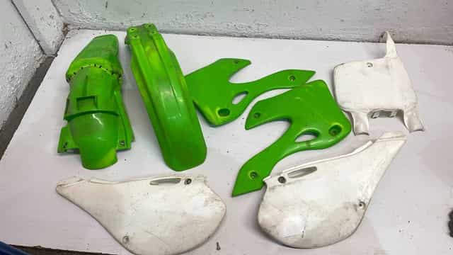 Kawasaki kx 250 99do02r Plastiki owiewki błotnik boczki czesci