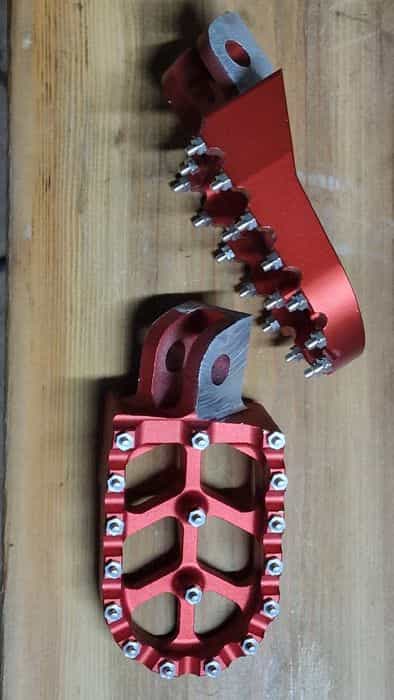 Surron footpegi CNC light bee do sierpnia podnóżki