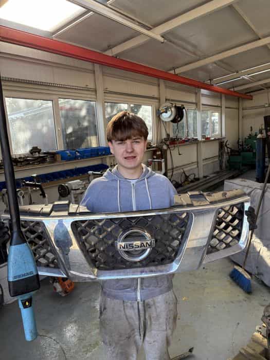 Grill do nissana navara d40