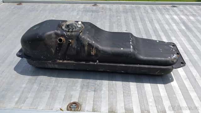 Nissan Navara D22 : Nádrž