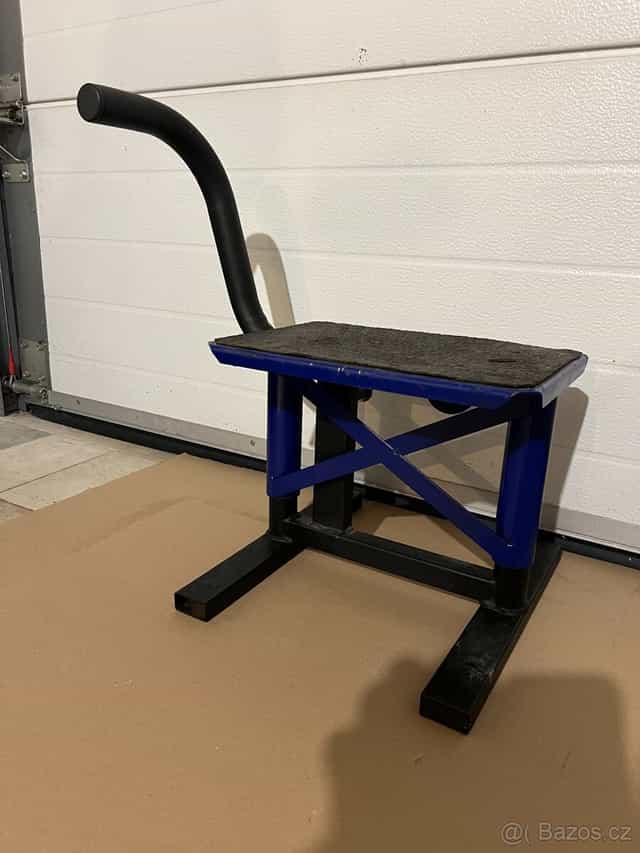 SERVISNÍ STOJAN NA MOTORKU