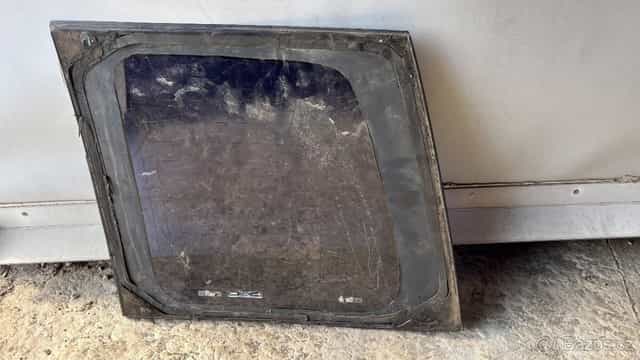 Sklo zadních levých dveří Nissan Patrol