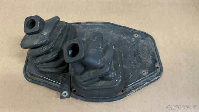 Kryt řadících pák Nissan Patrol W260