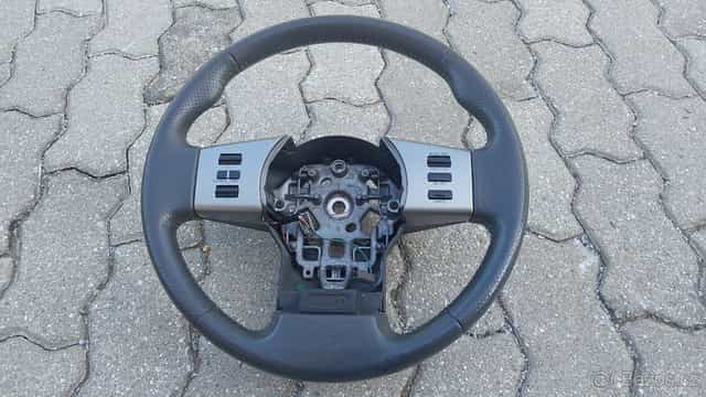Nissan Pathfinder R51 –  Volant
