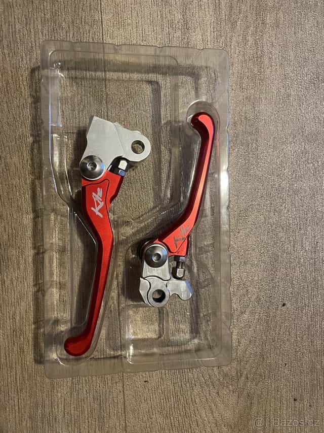 sadu pak  kite červena