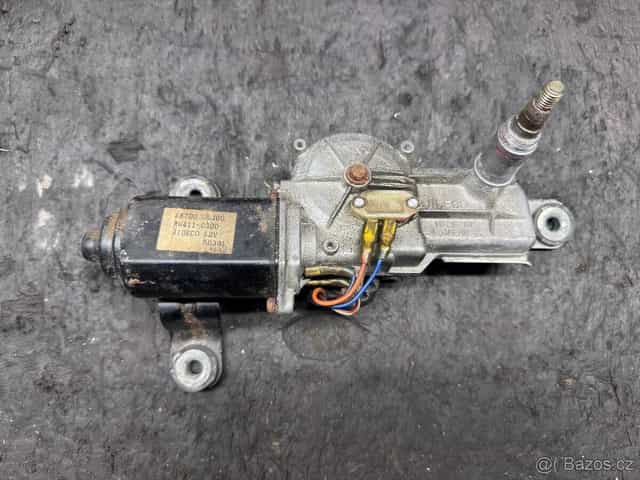 Nissan Patrol Y60 Díly - nádobka ostřikovačů, motorek