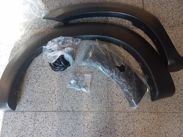 Lemy blatníků Toyota hilux