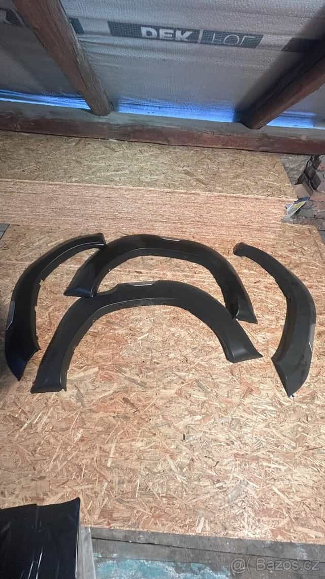 Hilux plastové lemy korby a blatníků