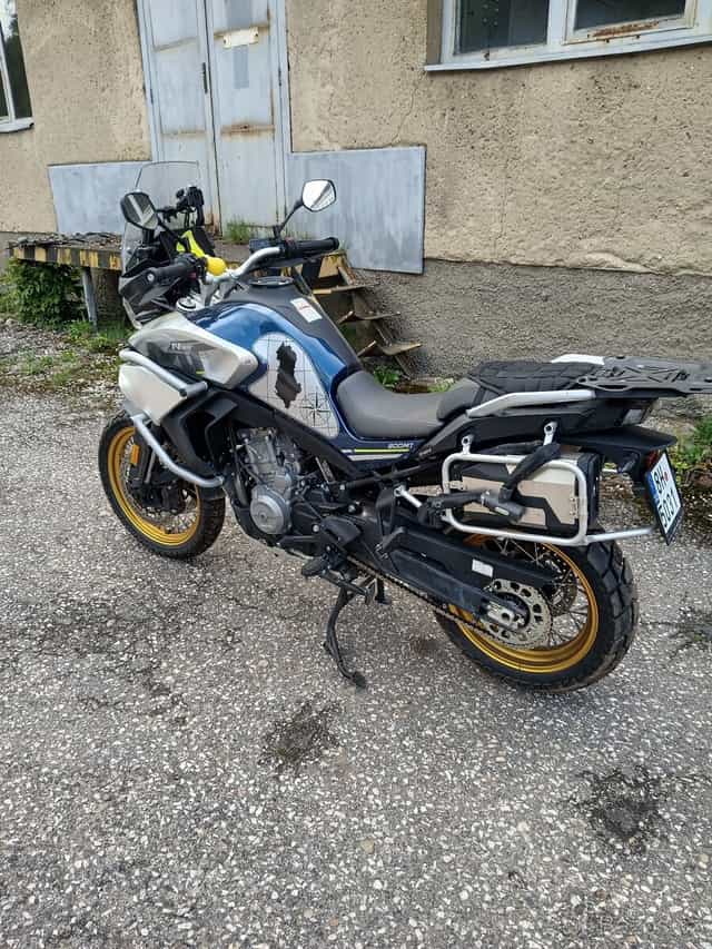 CF Moto MT 800