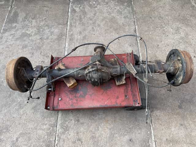 Zadní náprava a výfuk Nissan Navara D40