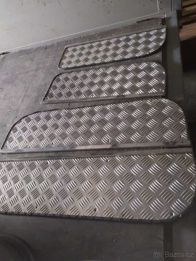 Plechy na dveře v interiéru Chevrolet Silverado