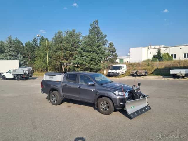 Toyota Hilux + radlice + sypač