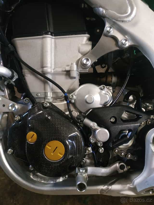 Karbonový kryt zapalování a spojky na KX450F