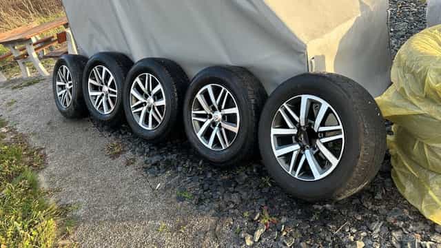 Hilux kola originál