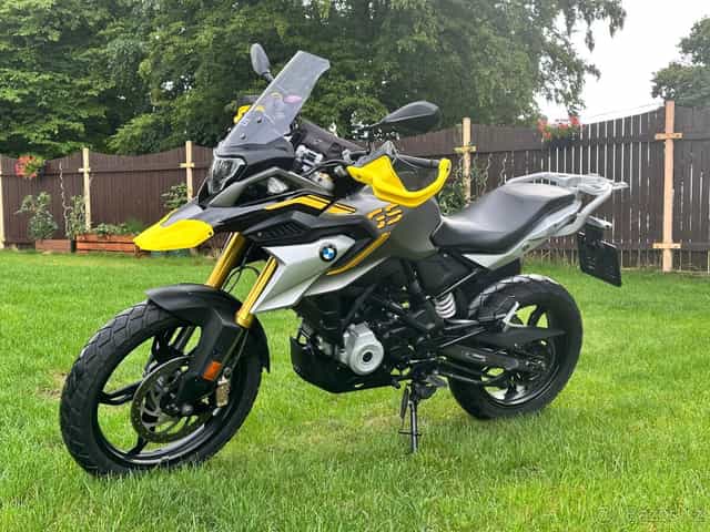 BMW G310 GS, černo žluto šedá.