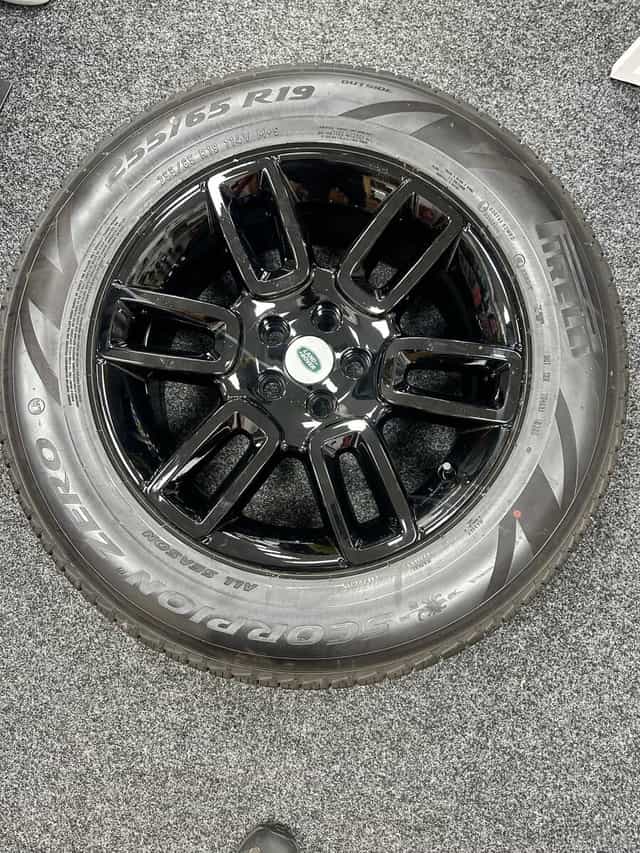 255/65/19 LAND ROVER / Defender