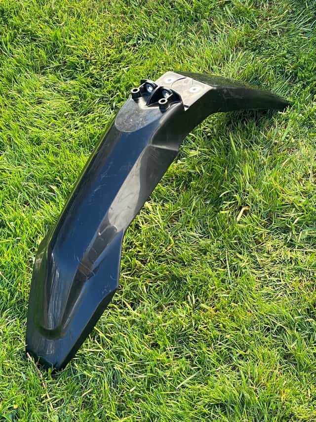 Přední blatník Husqvarna FE (2017–2023) – nový, černý