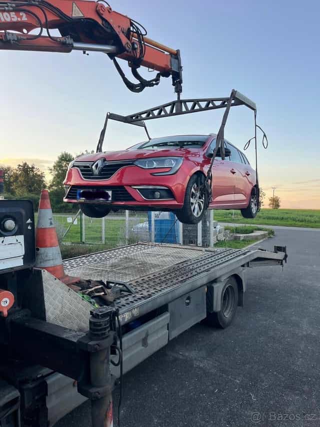 Odtahový speciál Mercedes Atego s hydraulickou rukou