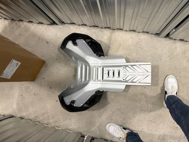 KTM 890 Adventure R - kryt motoru