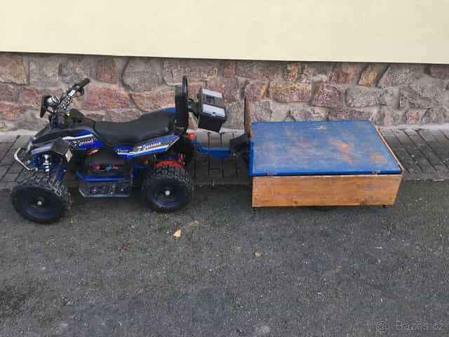 Dětská čtyřkolka se sklápěcím vlekem