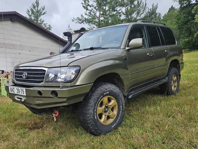TOYOTA Land Cruiser 100