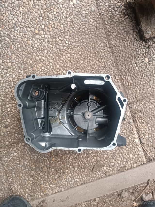 levy kryt motoru pitbike 125