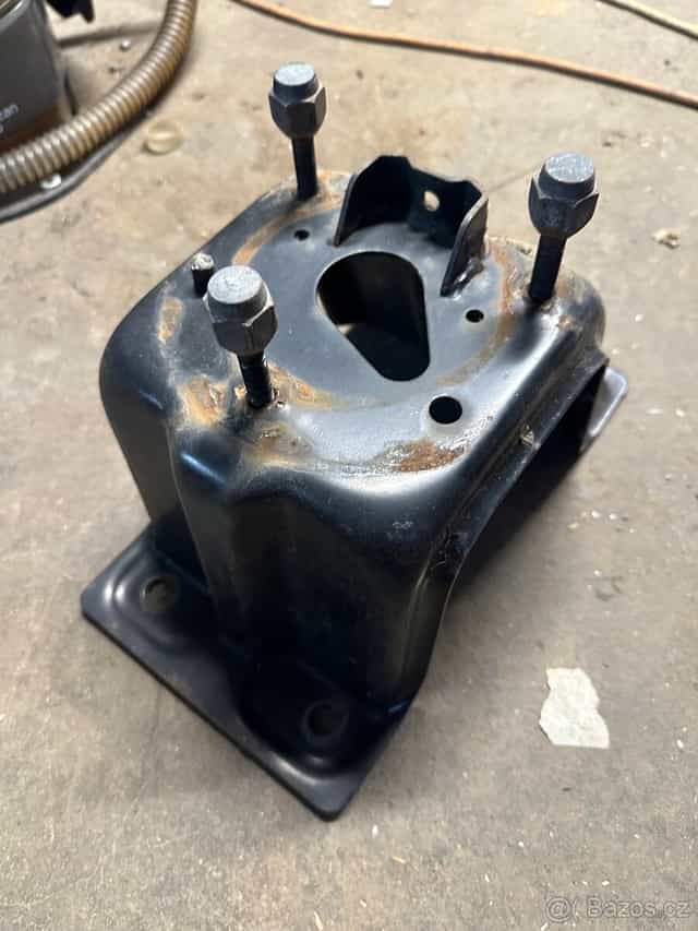 Nissan Patrol y61 držák kola