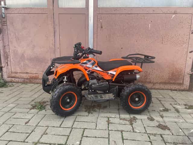 Dětská čtyřkolka s helmou