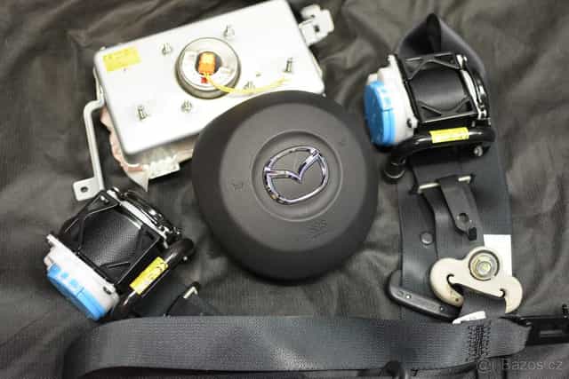 Mazda palubní deska bezpečnostní pás airbag