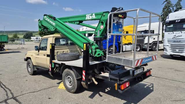 TOYOTA LAND CRUISER 79 s pracovní plošinou SOCAGE 16A