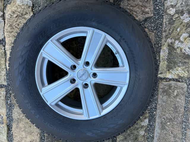 Jeep Wrangler 18 kola, zimní pneu 90%, čidla tlaku TMPS