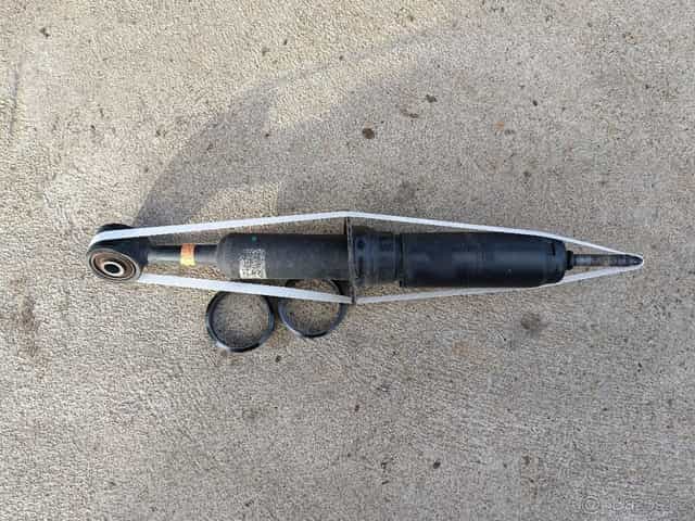 Díly na Toyotu Hilux 2023 (tlumiče, kryty)