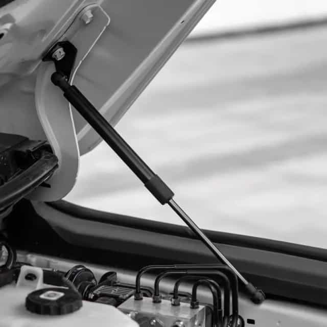 Toyota Land Cruiser 250 plynové vzpěry přední kapoty.