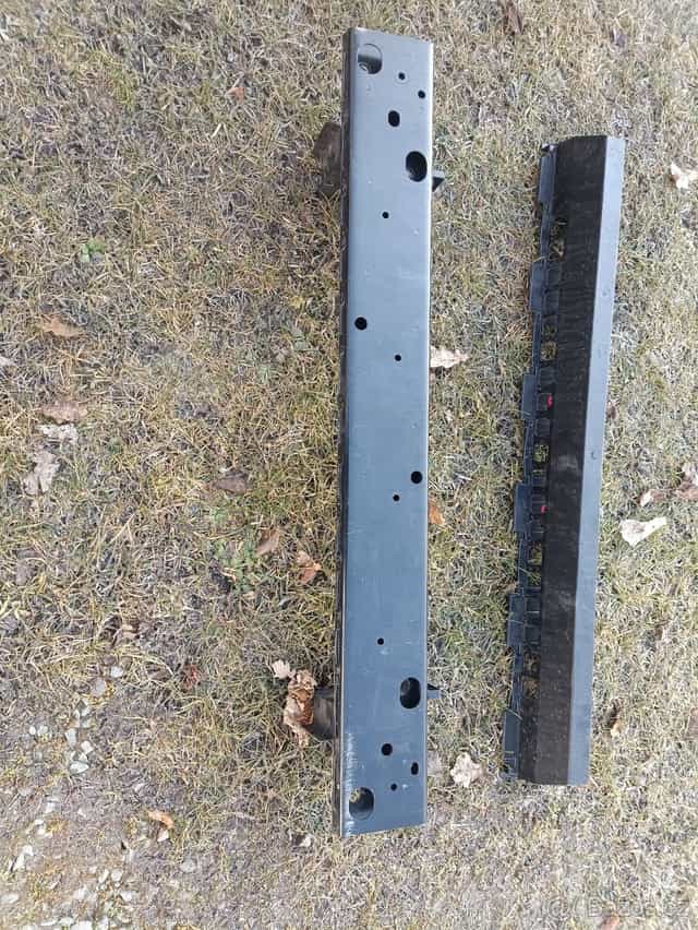 Toyota Hilux výztuha předního nárazníku