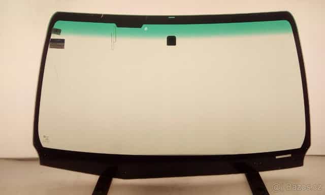 Toyota Hilux čelní sklo