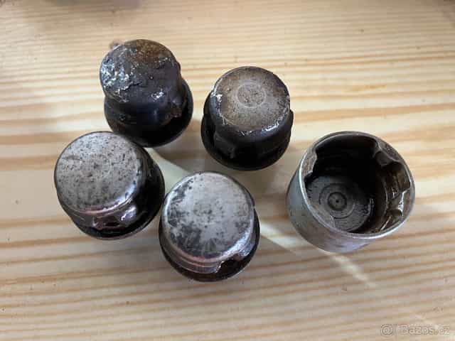 bezpečnostní šrouby na Land Rover Discovery 3 a 4