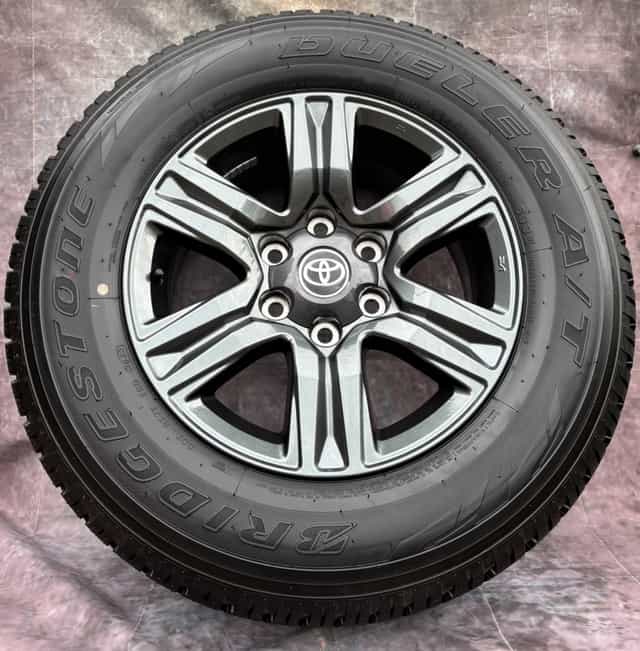 Zánovní alu Toyota Hilux 265/65R17 112S 99% VZORKU
