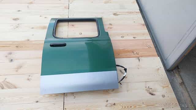 NISSAN NAVARA D22 –  DVEŘE PRAVÉ ZADNÍ ZELENÉ