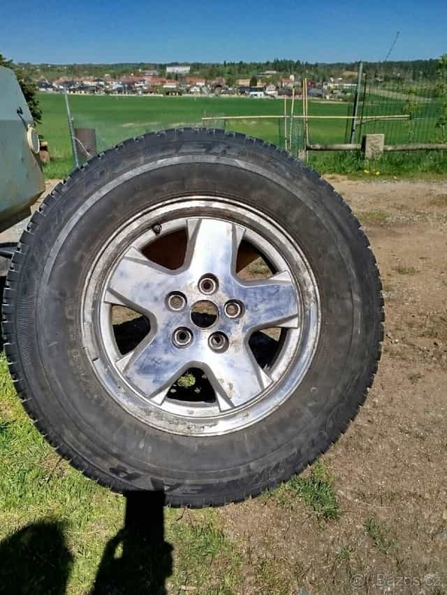 Prodám kolo Jeep Cherokee za 500