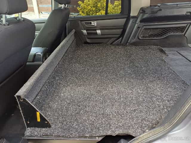 Podlaha misto zadnich sedaček Land Rover Discovery 3/4