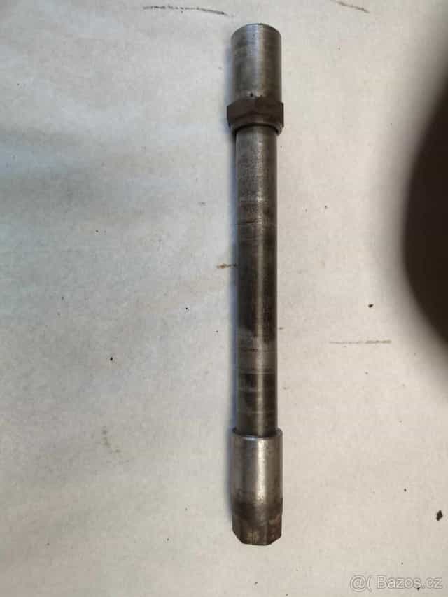 Kawasaki KX 125/250 přední osička s maticí