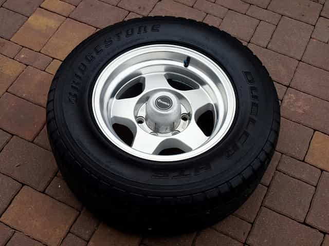 15" 6x139,7 EXCENTRIC 275/60R15 LEŠTĚNÉ CHEVY DODGE