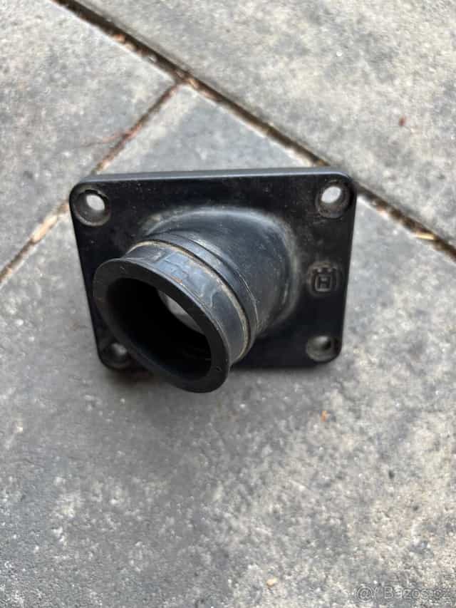 Příruba karburátoru Husqvarna CR,WR,WRE