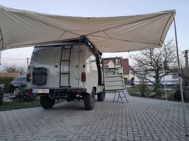 Vějířová markýza na offroad auto