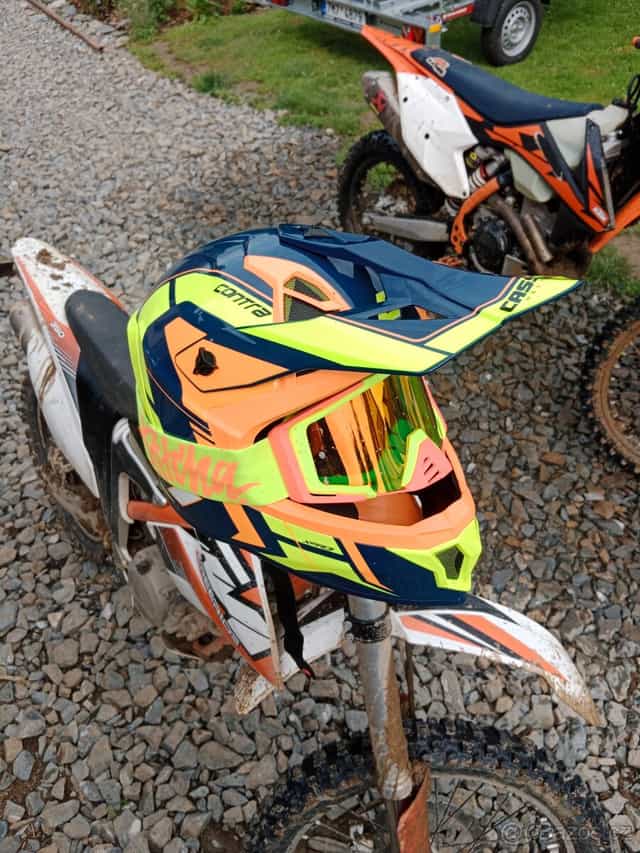 Helma,brýle,dres,kalhoty,boty, chrániče