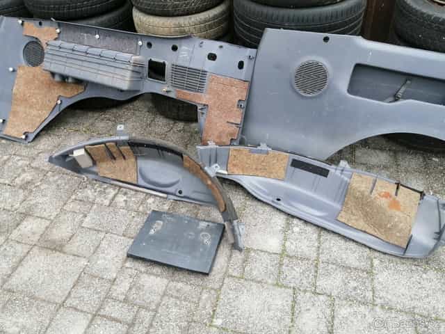 Zadní plasty kufru Toyota Land Cruiser 90