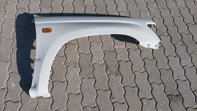 Toyota Hilux – Blatník pravý přední bílý