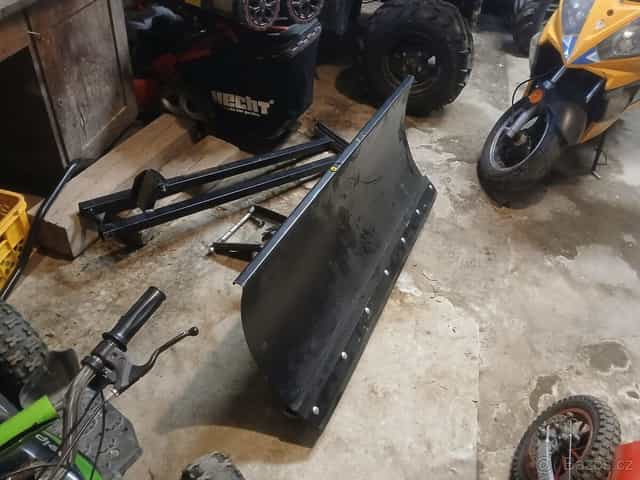 Sněhová radlice na čtyřkolku nebo malotraktor